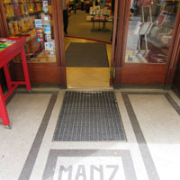 Manz - Eingang von außen